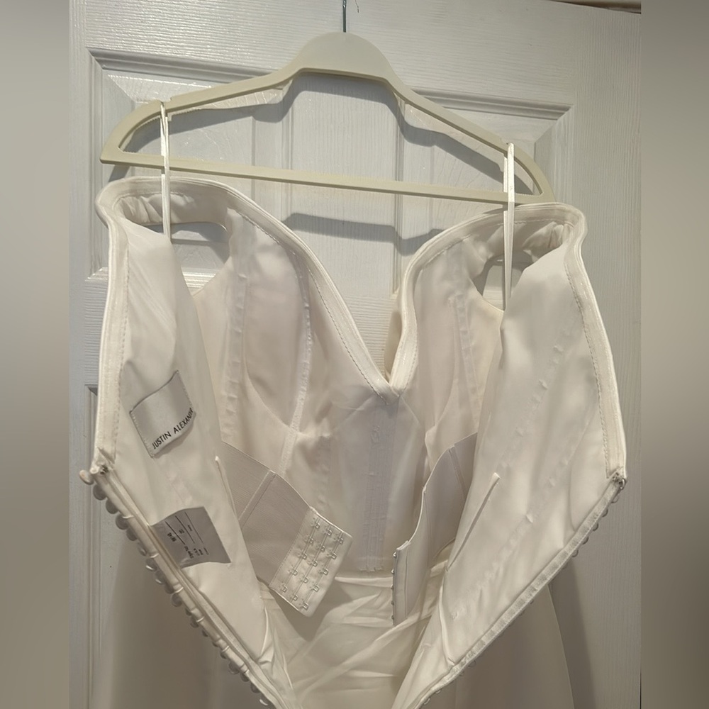 Justin Alexander wedding dress! Sample- not altered!! - Picture 8 of 15